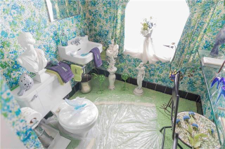 I can’t poop here with all the statues looking at me.....judging.